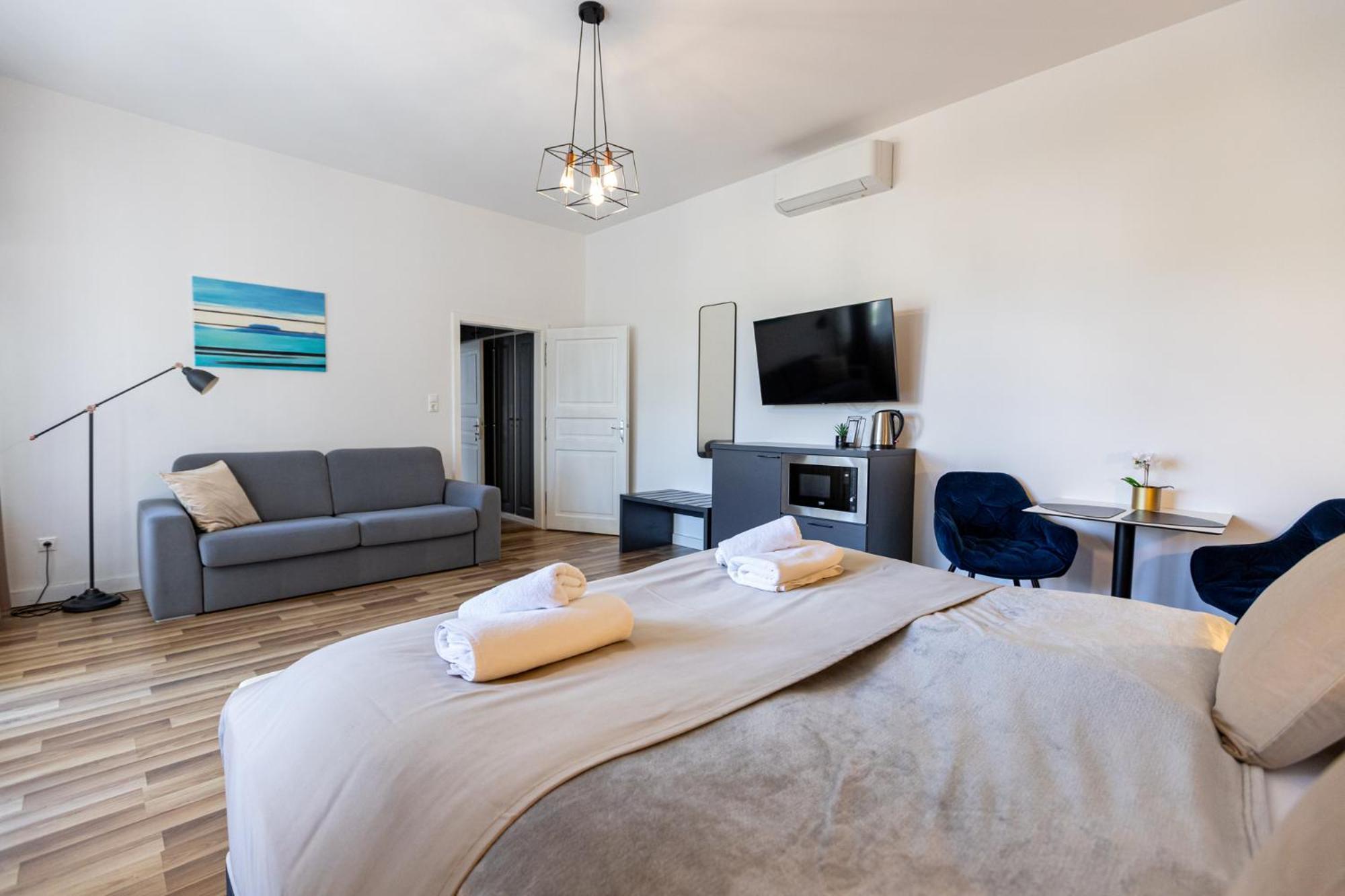Hotel Clariss Balatonalmadi Bagian luar foto