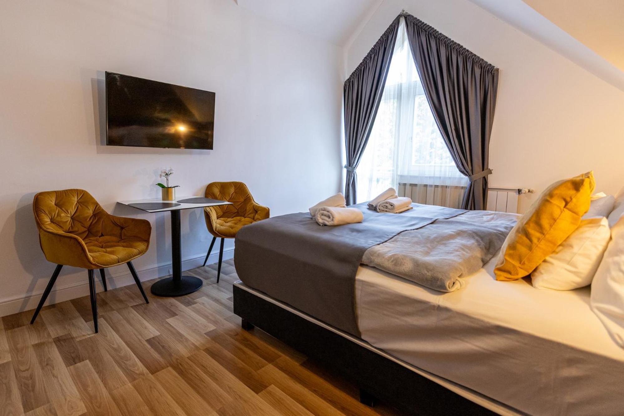 Hotel Clariss Balatonalmadi Bagian luar foto