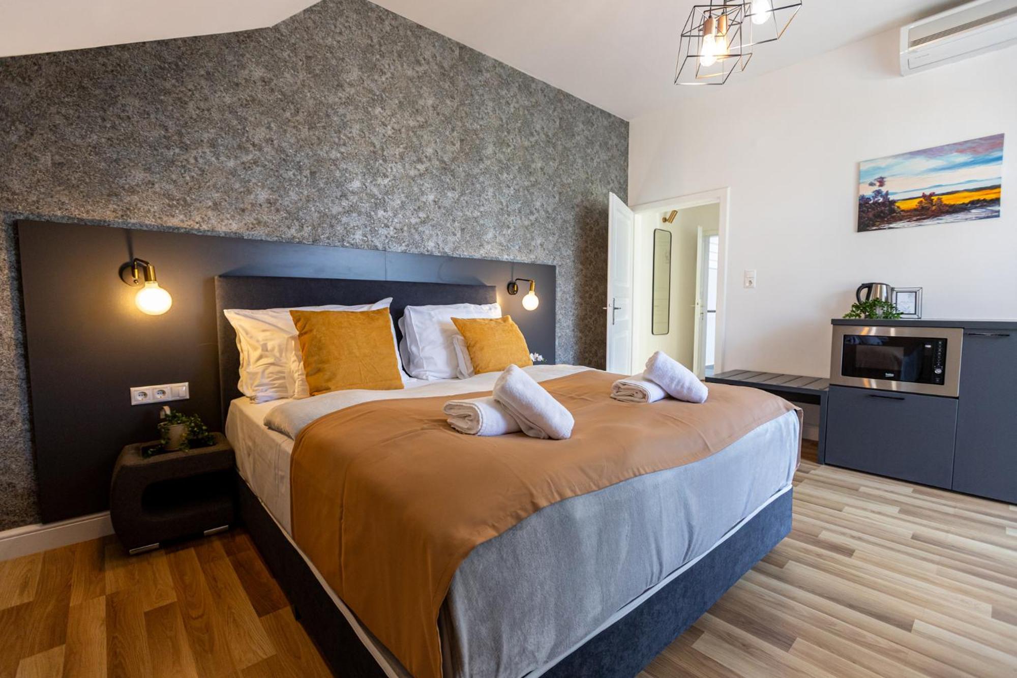 Hotel Clariss Balatonalmadi Bagian luar foto