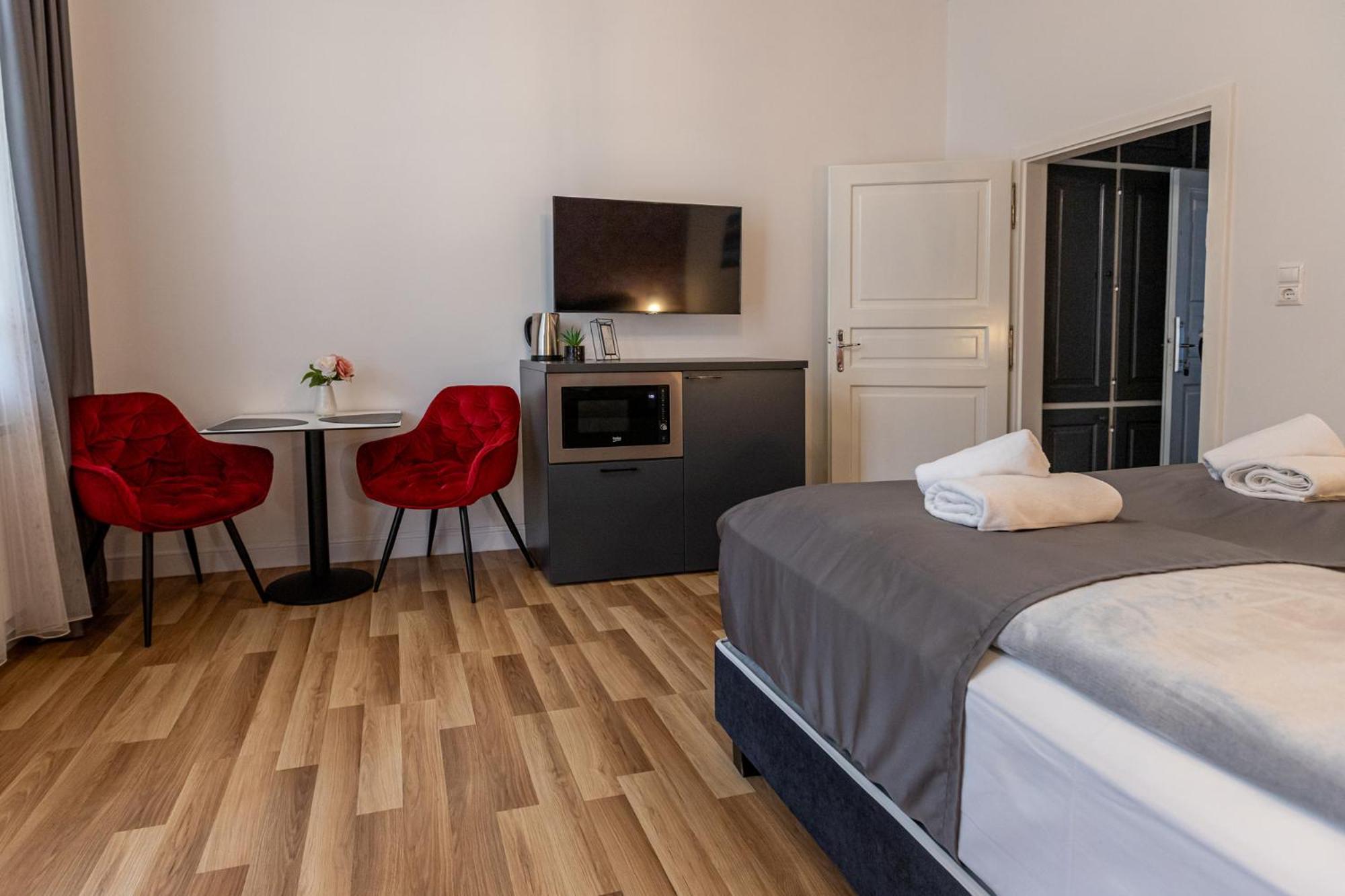 Hotel Clariss Balatonalmadi Bagian luar foto