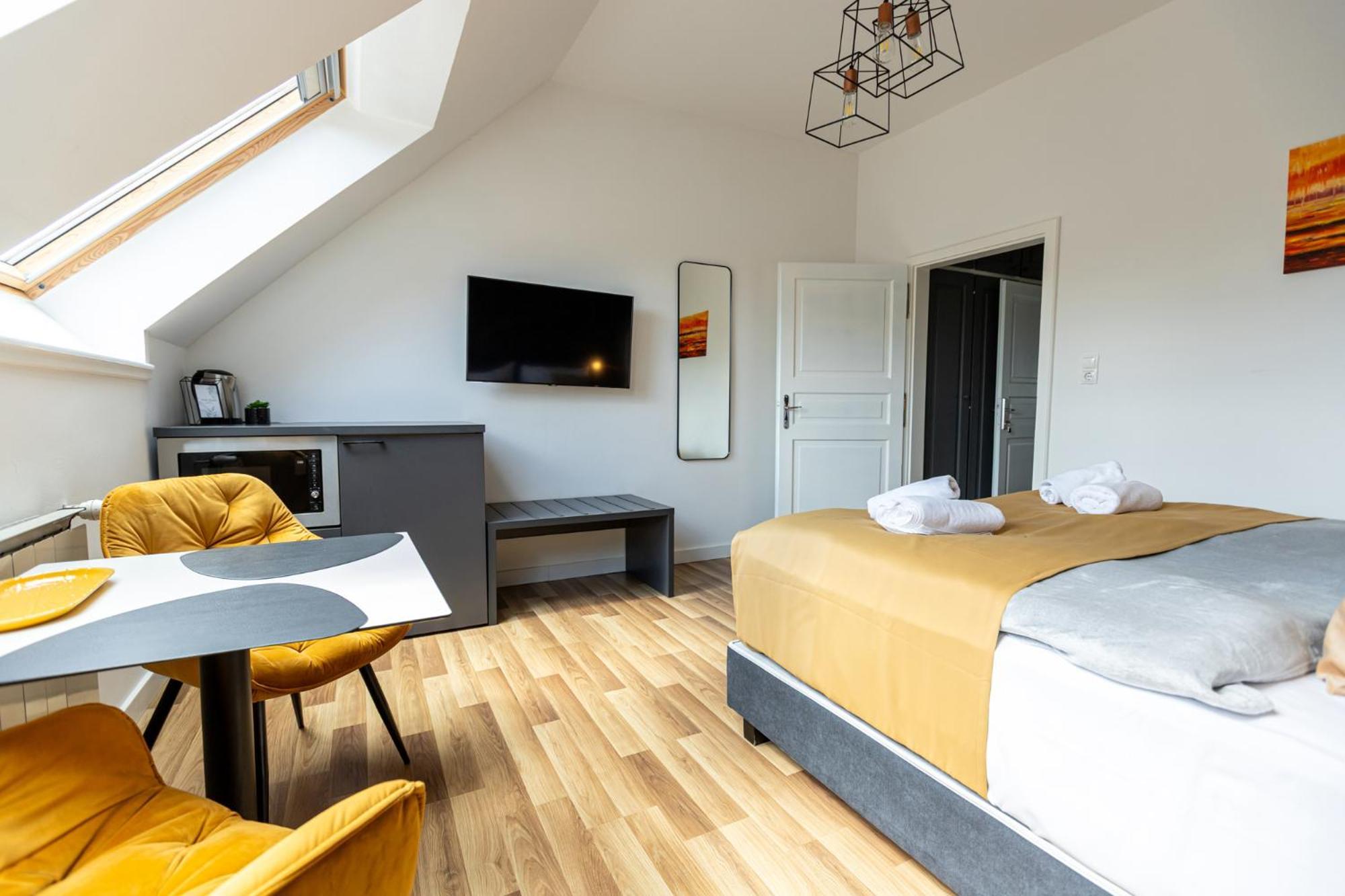 Hotel Clariss Balatonalmadi Bagian luar foto