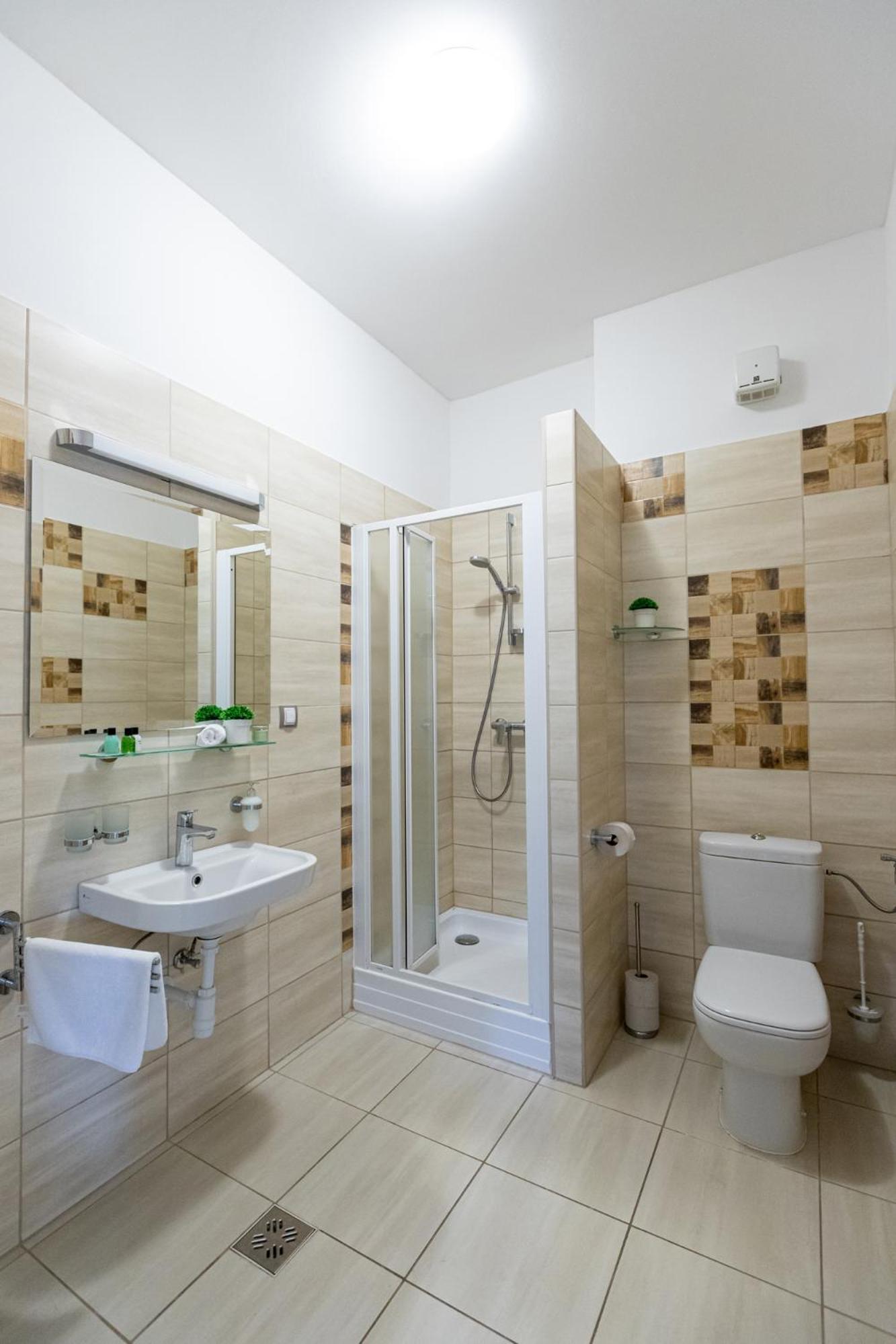 Hotel Clariss Balatonalmadi Bagian luar foto