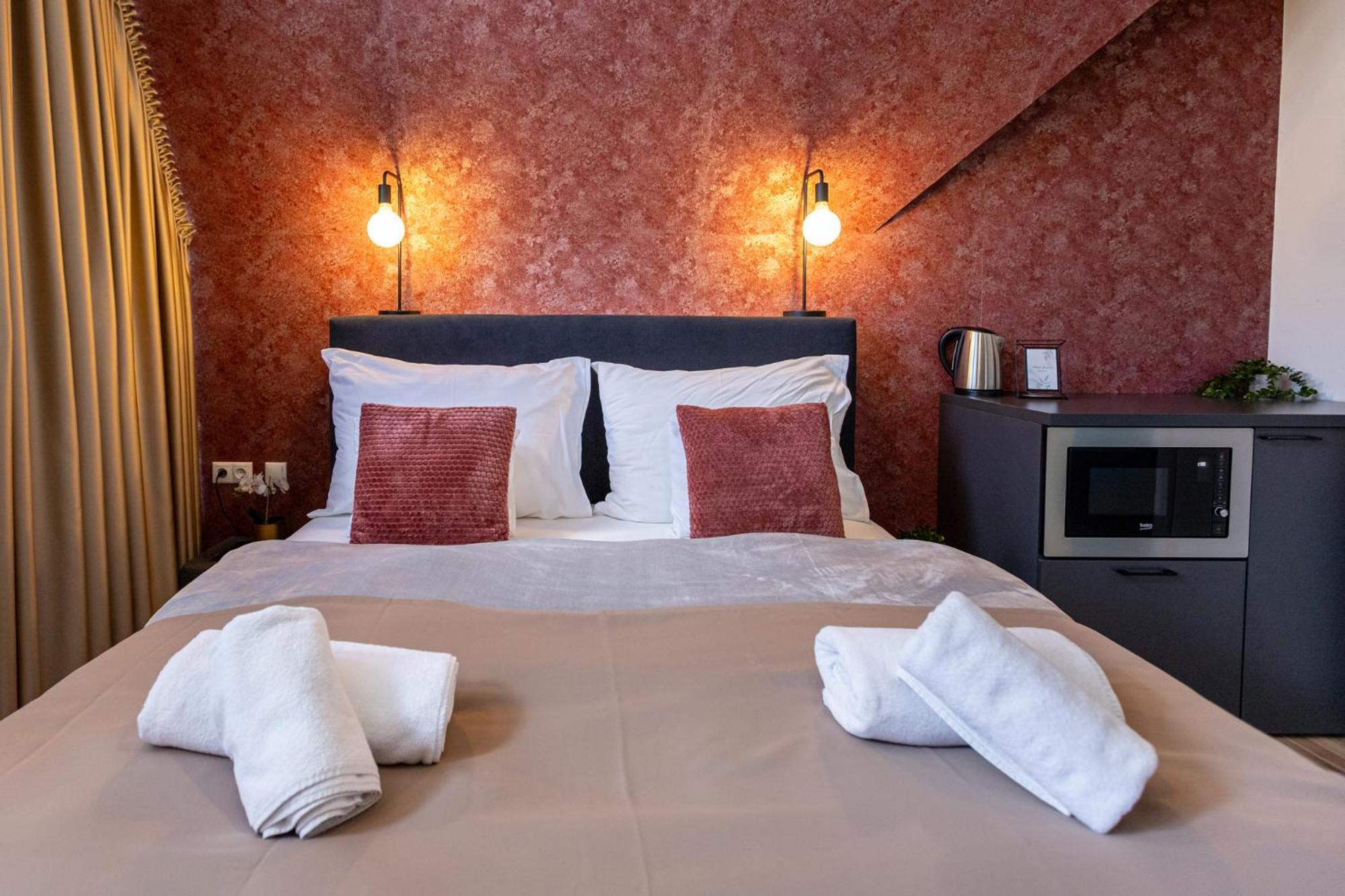 Hotel Clariss Balatonalmadi Bagian luar foto